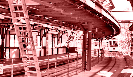 Sabine Grinda aus Wuppertal begleitet Unternehmen bei der Organisationsentwicklung. Zu den Methoden gehören Moderation und systemische Strukturaufstellung.